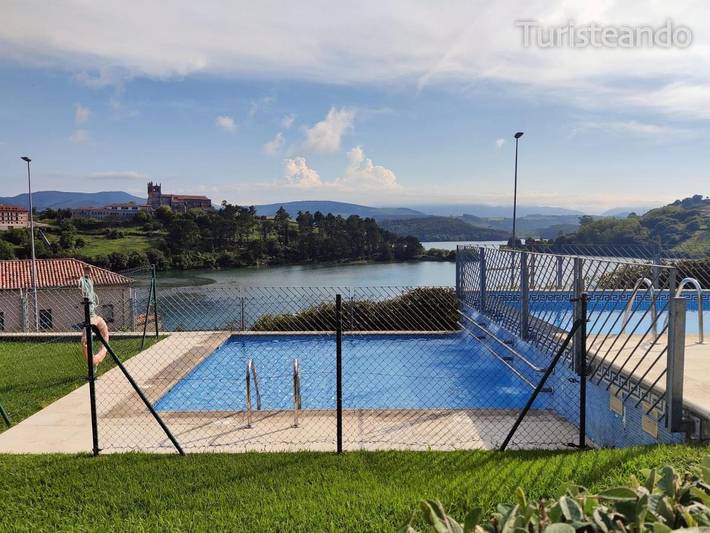 Apartamento para 4 personas, con piscina para niños y balcón además de piscina y vistas en San Vicente de la Barquera