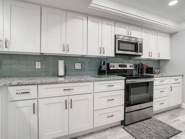 Vacation rental for 8 people, with pool and balcony as well as hot tub in Madeira Beach