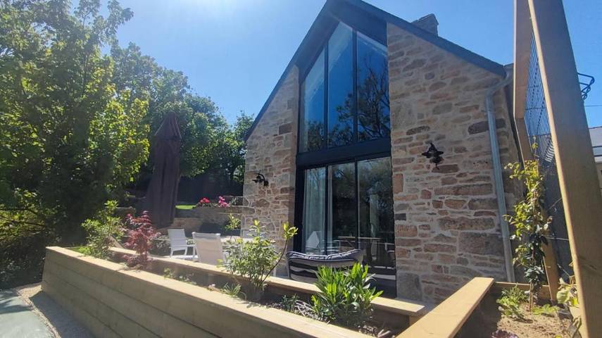 Location de vacances pour 2 personnes, avec jardin ainsi que vue et piscine, adapté aux familles à Ploudalmézeau