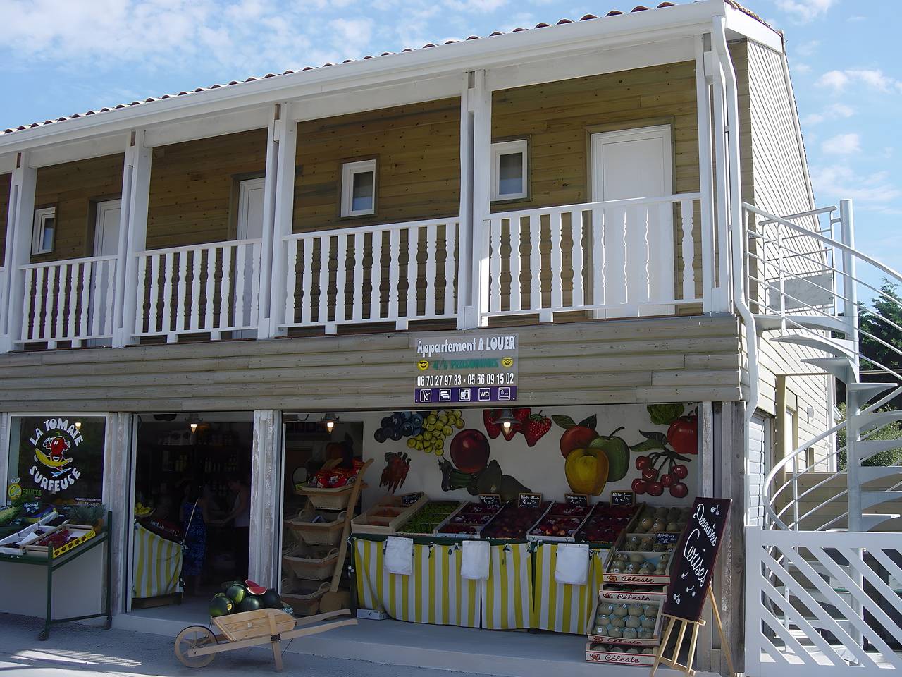 Appartement entier, Appartement "La Tomate Surfeuse" avec terrasse privée, balcon et Wi-Fi in Hourtin Plage, Hourtin