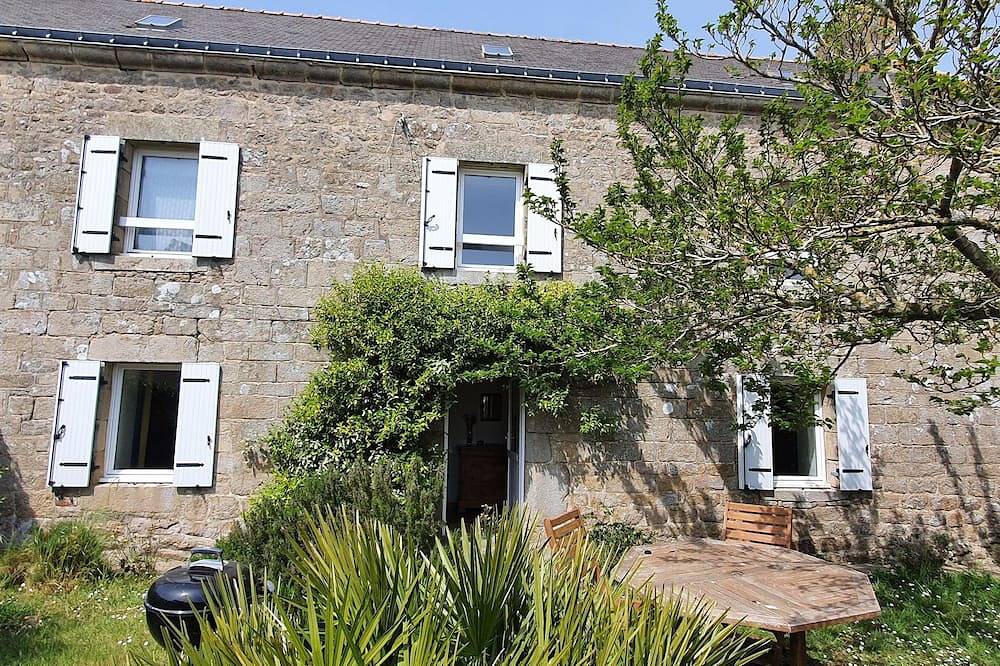 17th-century farmhouse with large wooded park - quiet and charming, walking distance to town center and port in Étel, Côte des Mégalithes