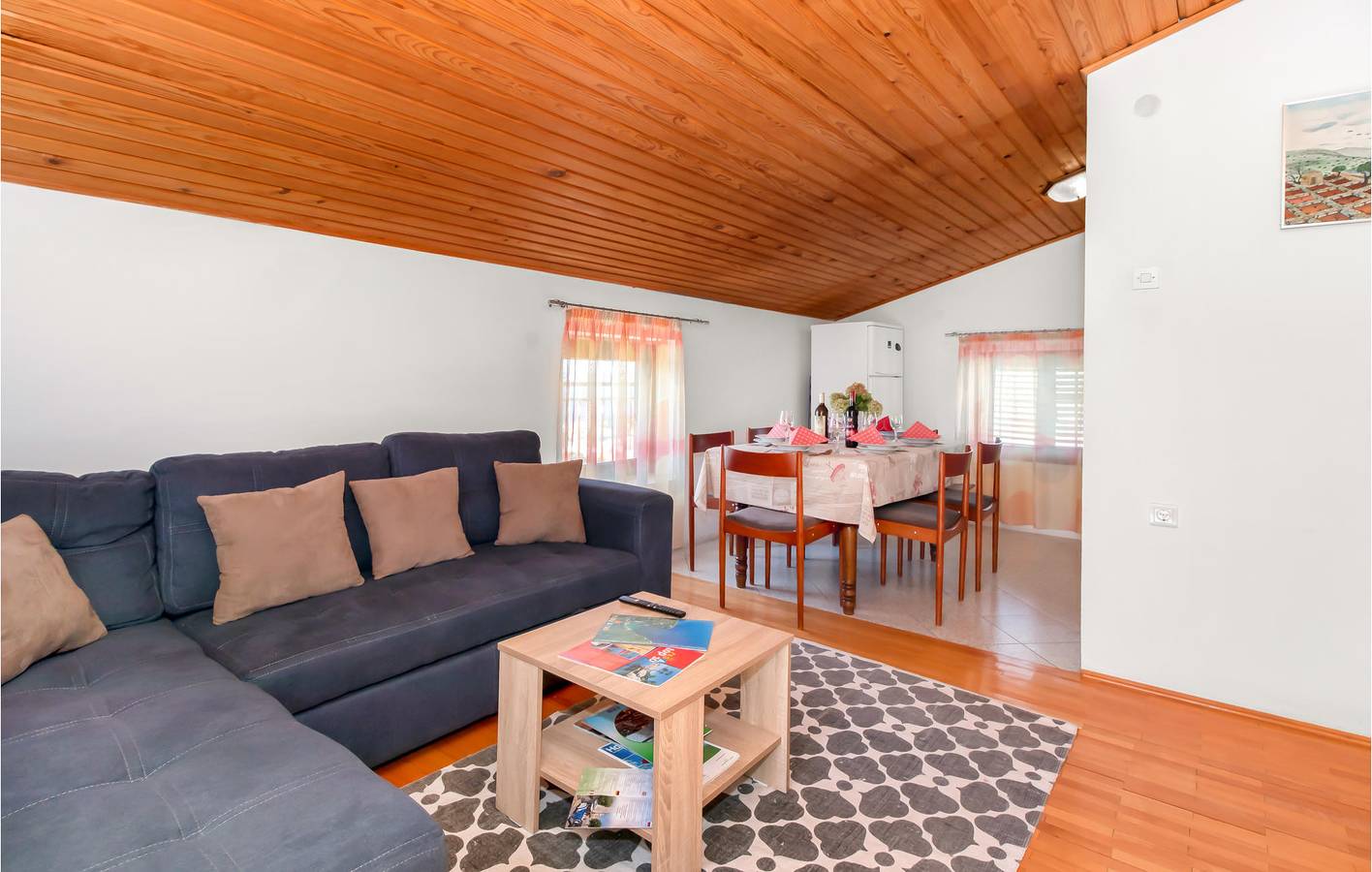 Ganze Ferienwohnung, Apartment mit Meerblick und Terrasse: 2 km zum Strand, Parkplatz & WLAN in Novi Vinodolski, Primorje-Gorski Kotar