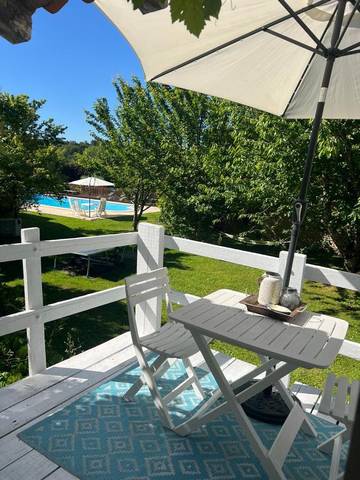 Gîte pour 2 personnes, avec piscine et balcon ainsi que vue et jardin à Saint-Romain