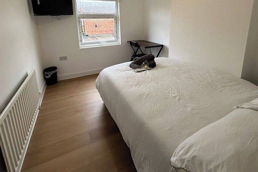Contractor Accommodation | Sleeps 5–7 | Tv | Wi-Fi in Kettering, Northamptonshire
