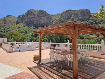 Casa de vacaciones para 16 personas, con vistas además de balcón y piscina en Vega de Granada