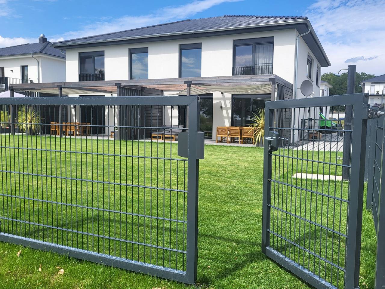 Ferienhaus 'Schlossterrassen 8b' mit Seeblick, privater Terrasse und Wlan in Pouch, Muldestausee