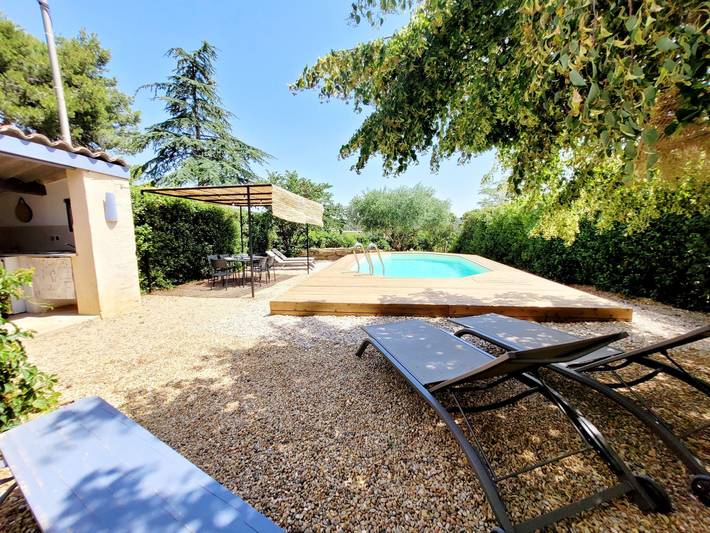 Location de vacances pour 4 personnes, avec jardin ainsi que piscine et terrasse à La Caunette