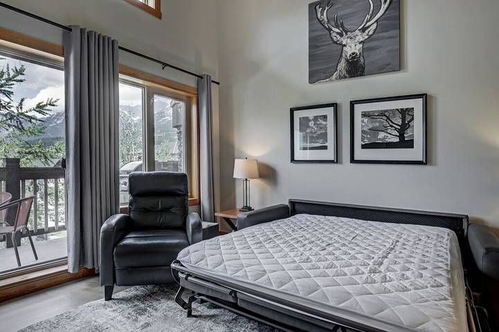 Vacation rental for 6 people, with pool and balcony as well as hot tub in Canmore