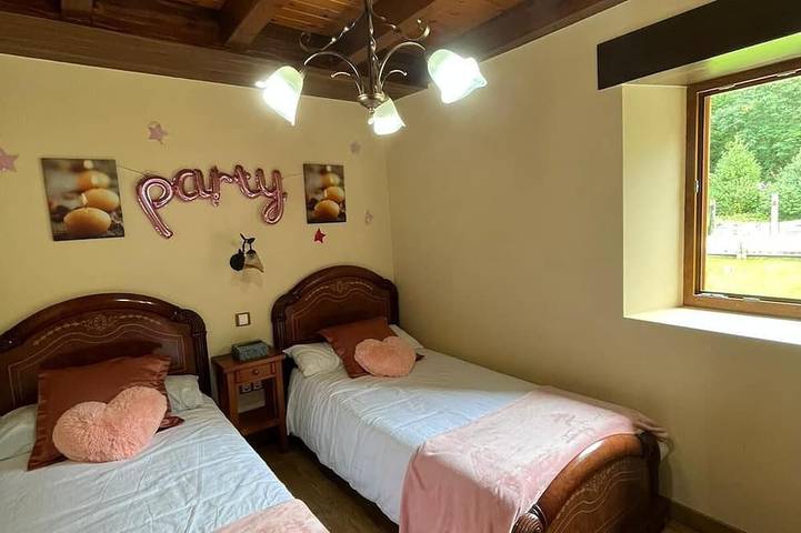 Individual stone house with 450m2 garden, secure pool, gazebo and barbecue. in Rasines, Kantabrische Küste