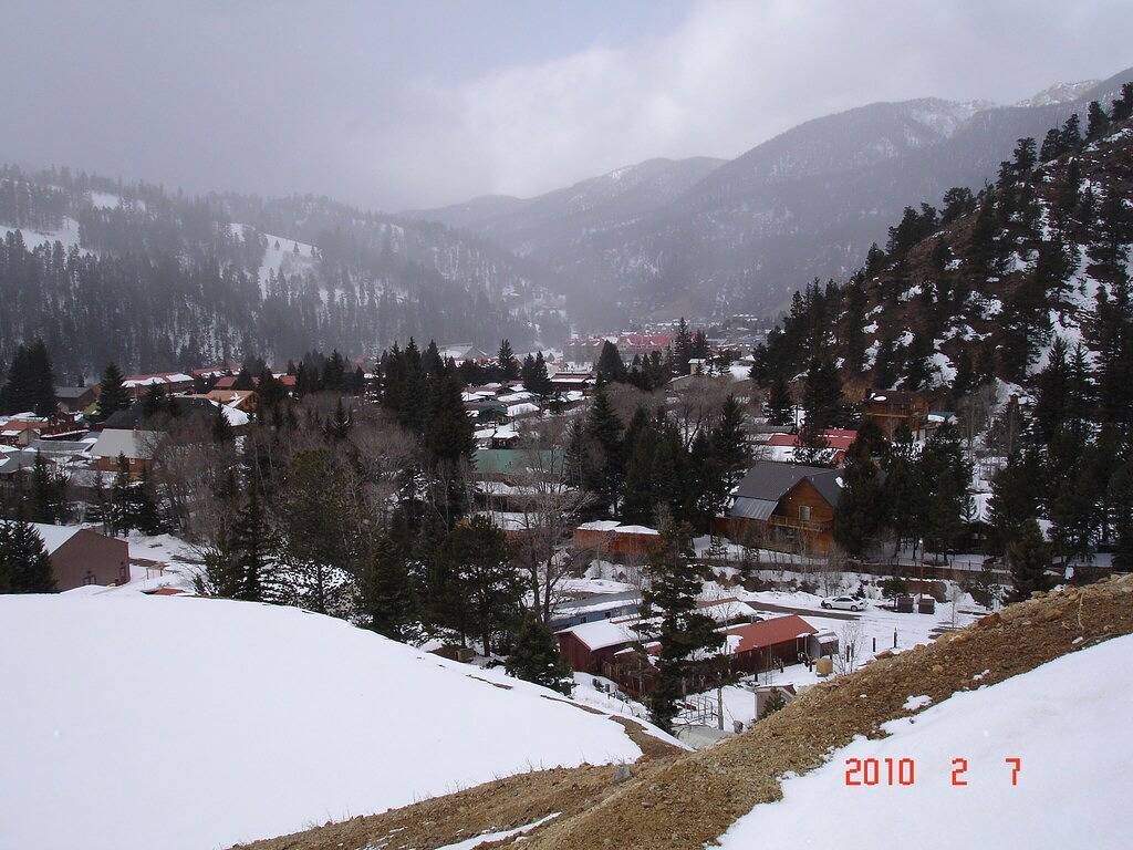 Bergseite Haus mit Blick auf Dorf und Skigebiet in Red River, Taos County