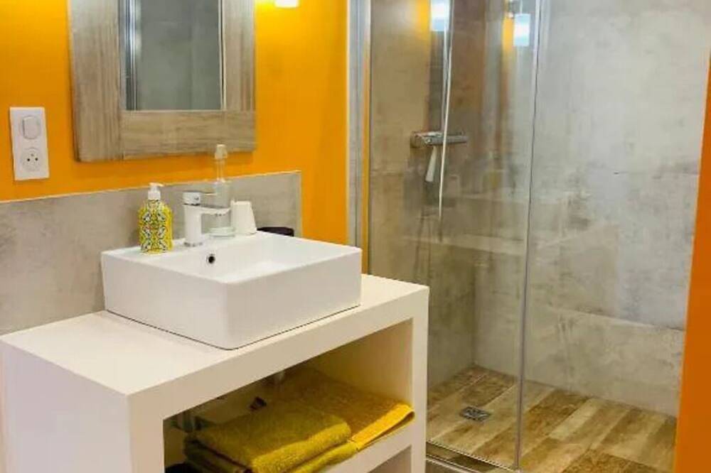 The colors of Commarin Chambre Jaune in Commarin, Beaune region