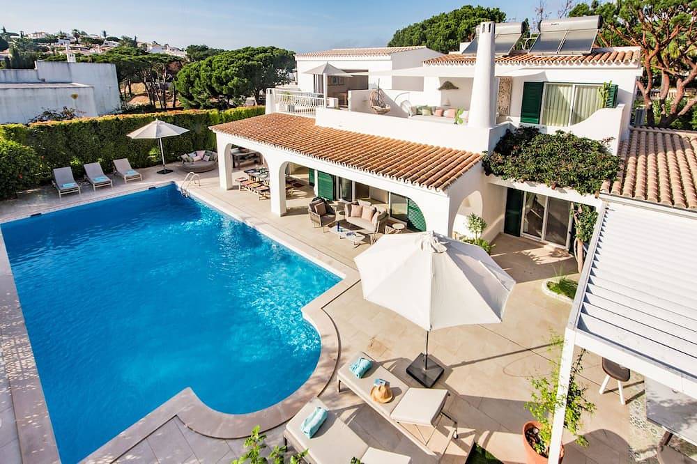 Stunning Villa With Private Heated Swimming Pool, 10 Minute Walk To The Beach in Quinta do Lago, Almancil
