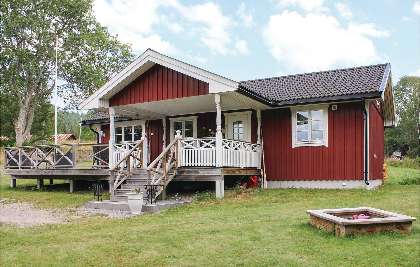 Hus för 6 Personer med trädgård in Vänern