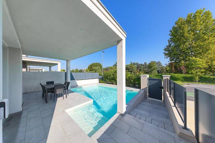 Villa pour 8 personnes, avec jardin ainsi que piscine et terrasse, animaux acceptés à Sirmione - 4