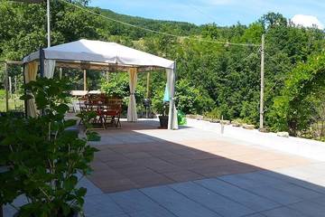 Gîte pour 6 personnes, avec terrasse ainsi que jacuzzi et jardin à Borgo Val di Taro