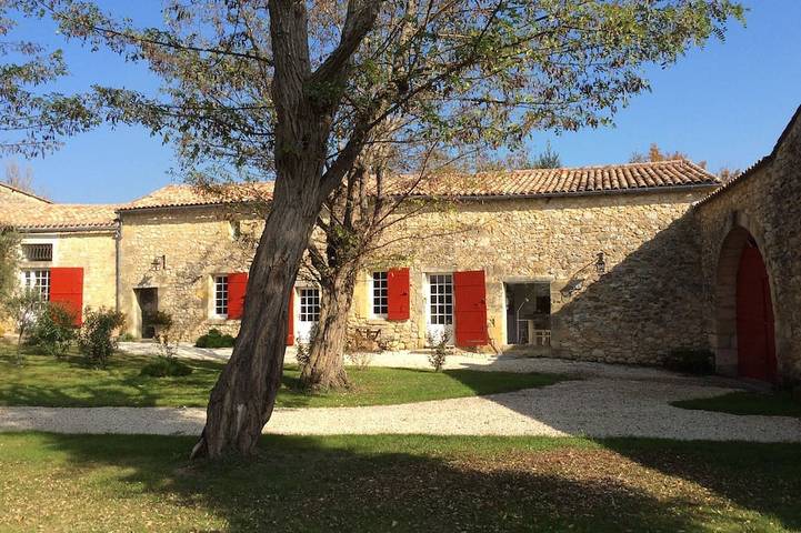 Gîte pour 6 personnes, avec terrasse et jardin à Le Tourne