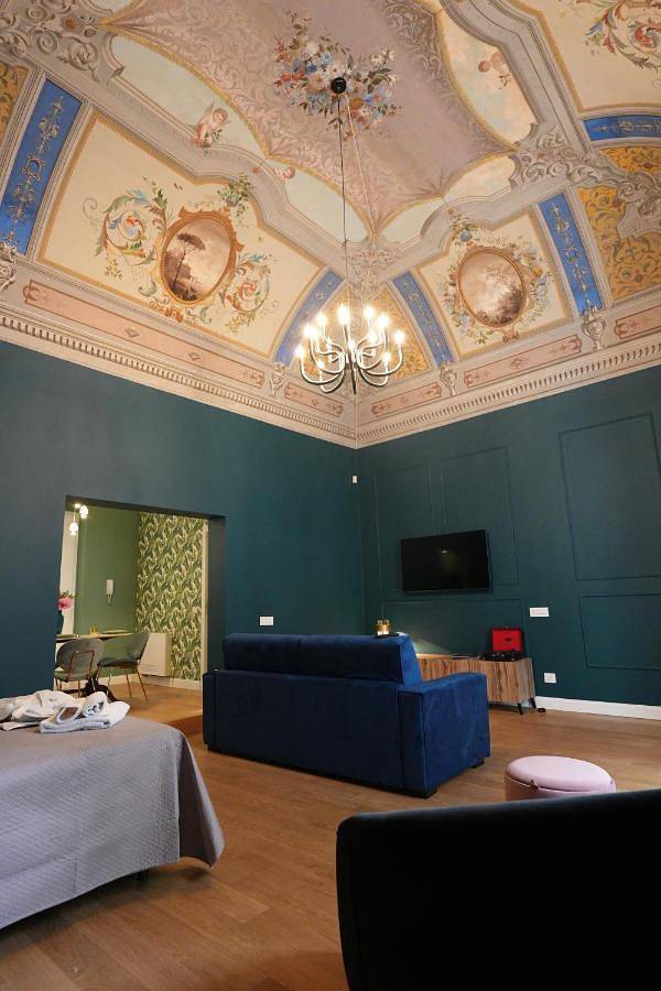 Alojamiento y desayuno para 4 personas, con vistas y balcón en Bari