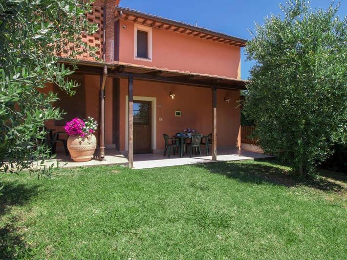 Gîte pour 4 personnes, avec piscine ainsi que terrasse et jardin dans Orentano