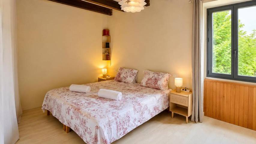 Gîte pour 8 personnes, avec terrasse ainsi que vue et jardin, animaux acceptés à Mensignac - 4