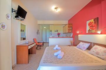 Vacation Rental for 2 Guests in Corfu, Greece, Picture 4