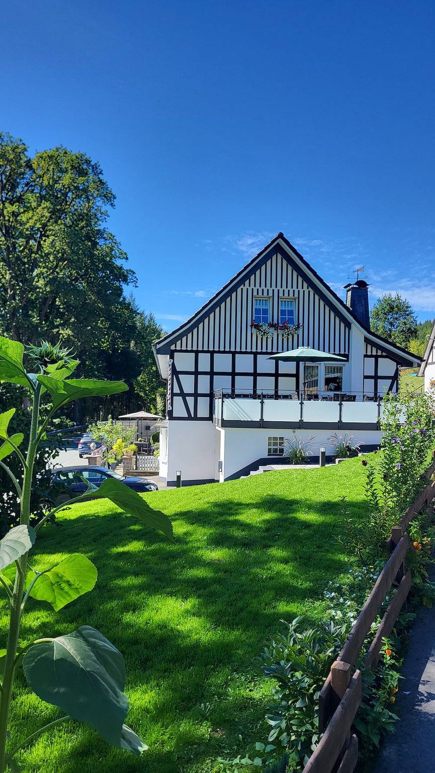 Appartement entier, Appartement "Krähling" avec vue sur les montagnes, terrasse partagée et Wi-Fi in Schmallenberg, Arrondissement du Haut-Sauerland