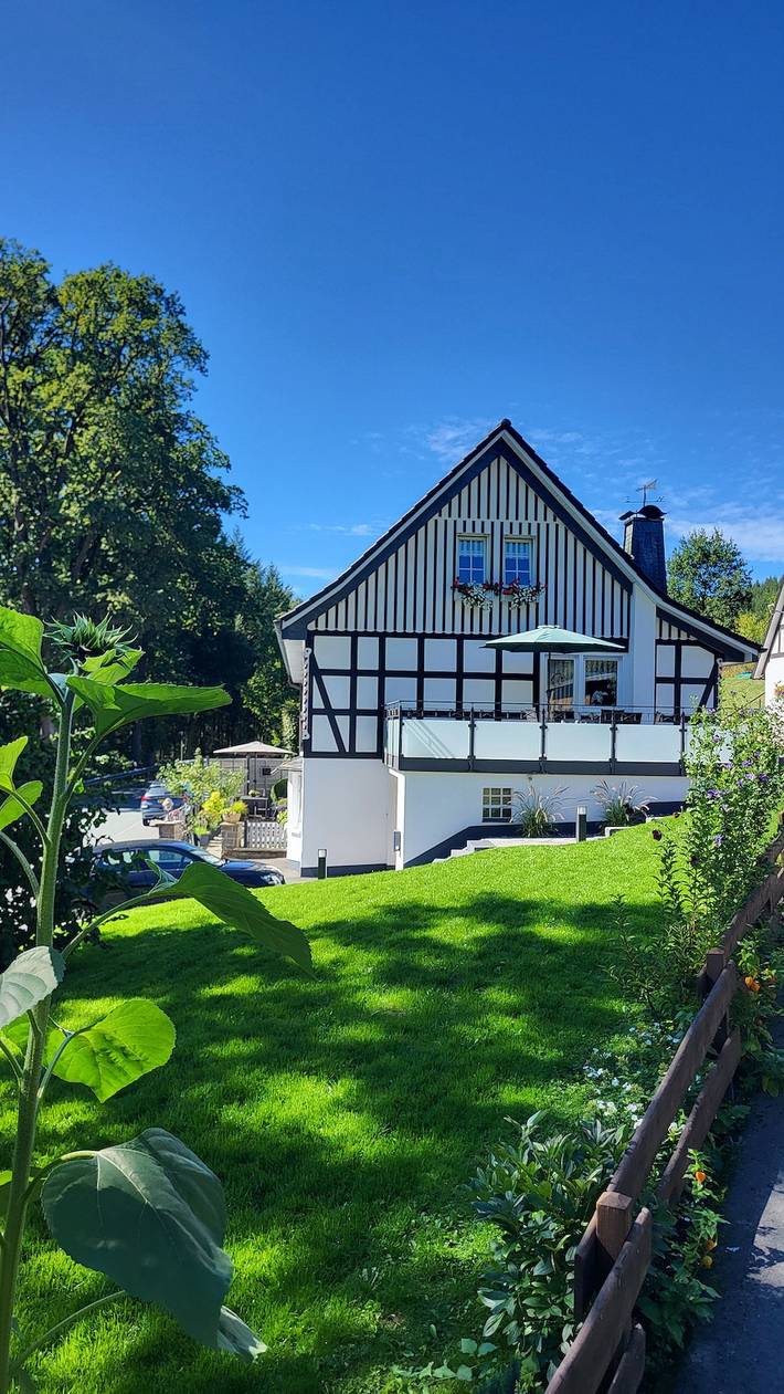 Appartement entier, Appartement "Krähling" avec vue sur les montagnes, terrasse partagée et Wi-Fi in Schmallenberg, Arrondissement du Haut-Sauerland