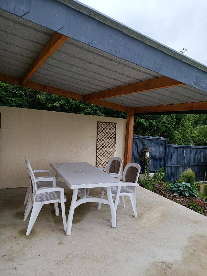 Location de vacances pour 3 personnes, avec terrasse à Néant-sur-Yvel