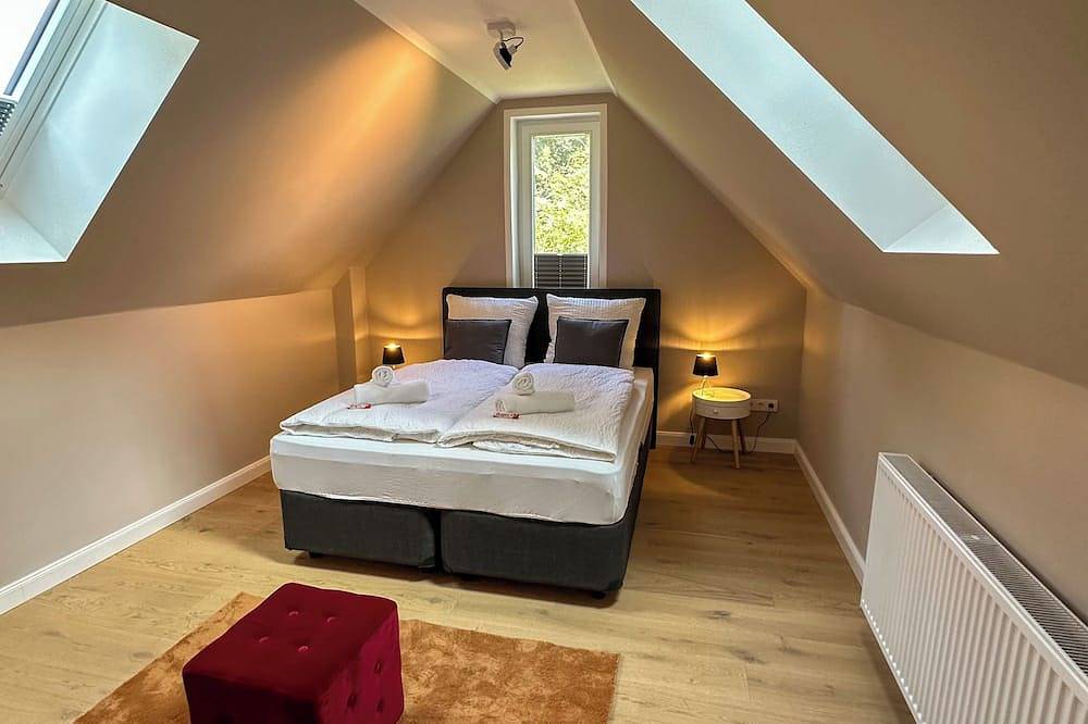 Ganze Wohnung, Uferresidenz: Altbau-Juwel am Küstenkanal mit Terrasse & Garten in Oldenburg, Nordseeküste