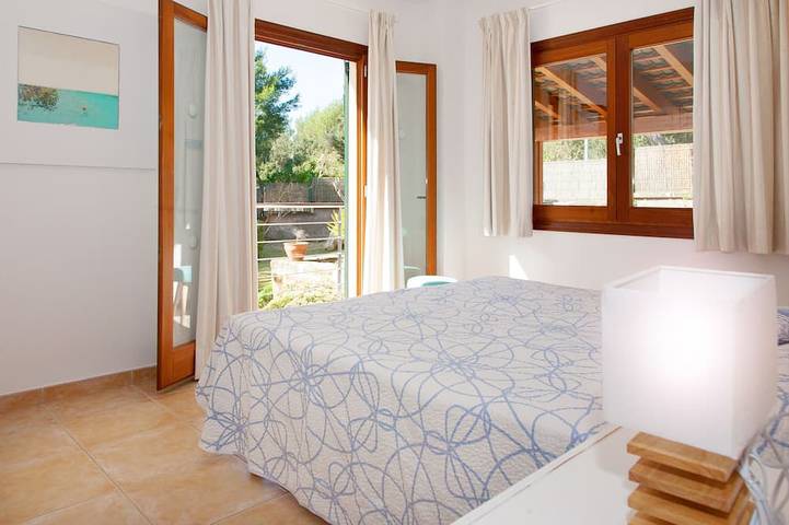 Elegant Family Villa with Private Pool, Jacuzzi, Spacious Garden & Games Area in Crestatx, Sa Pobla