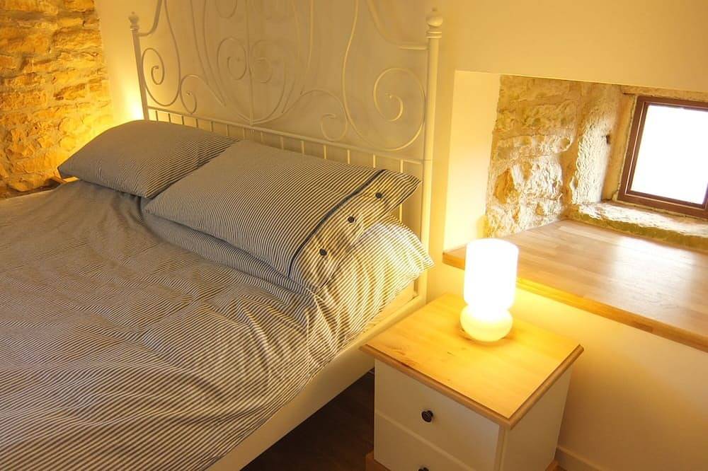 Old Atelier Gite: 4-Star Old Stone Cottage with Private Garden and Free Wi-Fi in La Chèvrerie, Charente