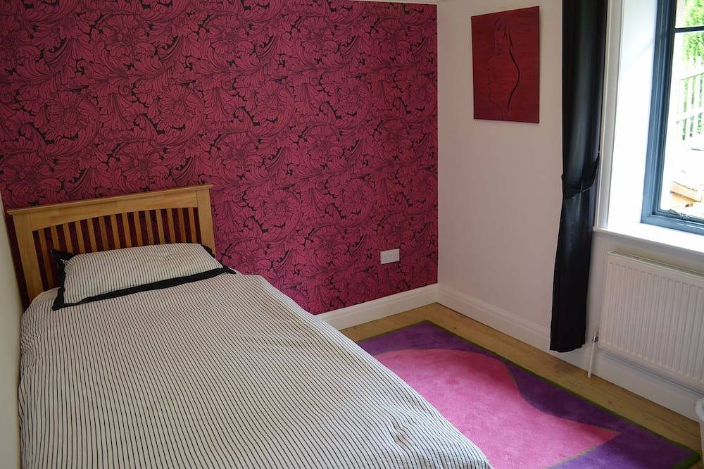 Eastholme Cottage, Holmfirth.  Short walk to village centre in lovely setting in Holmfirth, West Yorkshire