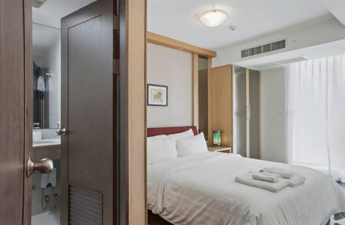 Entire holiday apartment, 3A 2 Bedrooms Downtown Serviced Apartment with shared Pool in Watthana District, Bangkok