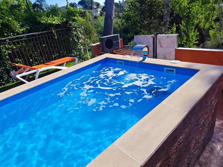 Location de vacances pour 7 personnes, avec jardin ainsi que piscine et vue, adapté aux familles à Sant Esteve Sesrovires