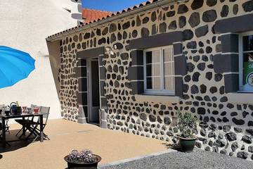 Gîte pour 8 personnes, avec jardin à Arlempdes