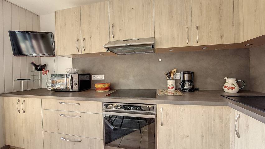 Entire apartment, Flat Orée 32B - Montriond - Sleeps 4 - Mountain view - Close to ski lifts and Morzine in Montriond, Les Portes du Soleil