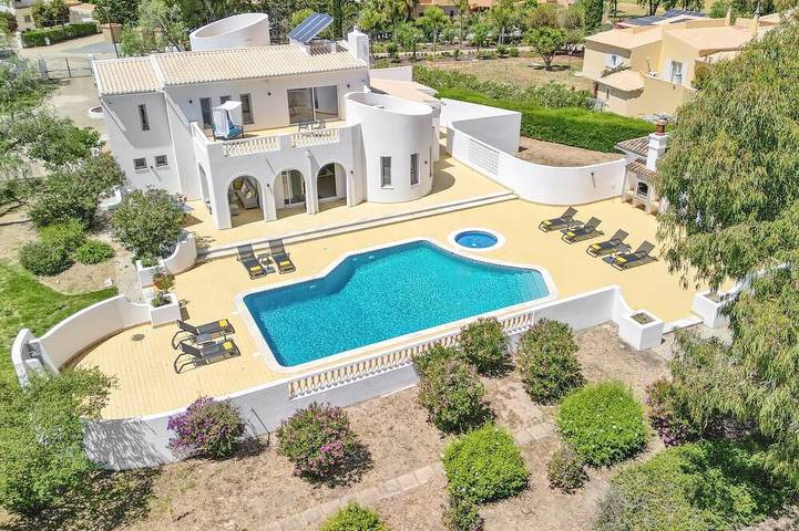 Villa für 10 Personen, mit Garten und Balkon in Alvor