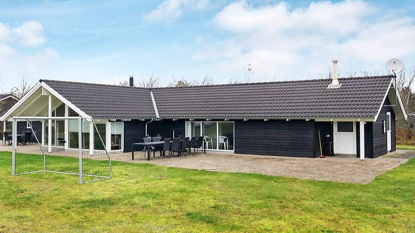 Ferieudlejning for 15 personer, med terrasse og sauna såvel som jacuzzi og pool, husdyr tilladt i Virksund