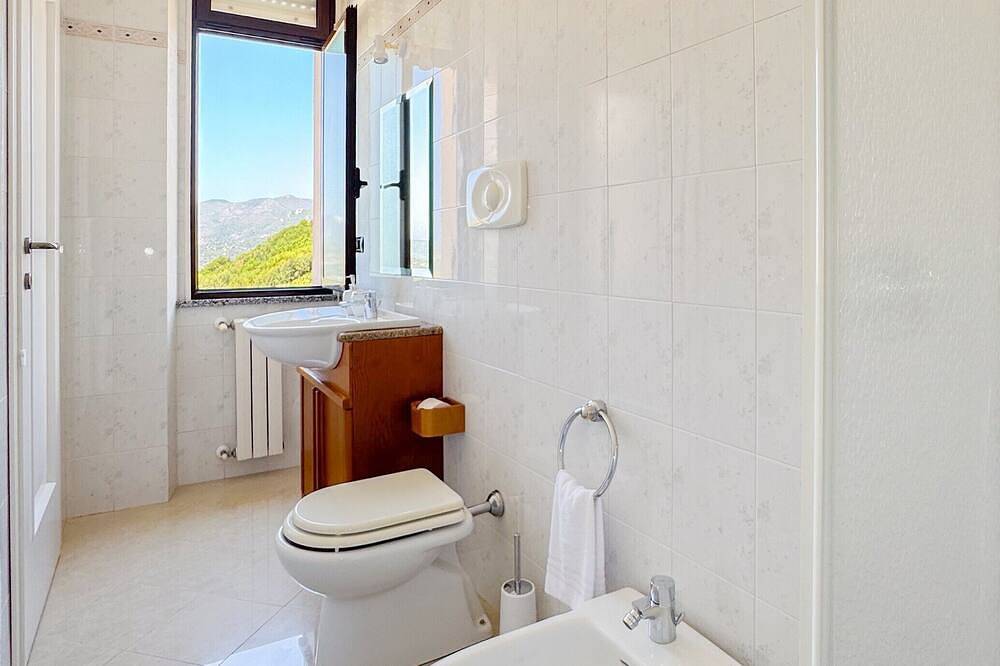 Ganze Wohnung, Familienzimmer mit eigenem Bad und Meerblick in Gonnesa, Iglesiente