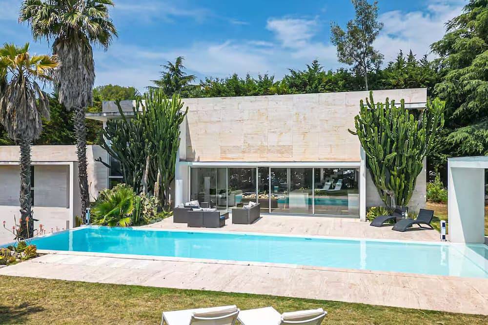 Modern Villa Biot, Entire home in Biot, France in Biot, Cannes region
