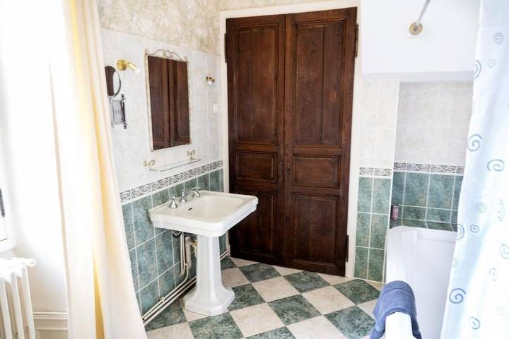 Location de vacances pour 20 personnes, avec piscine et jardin ainsi que jacuzzi et terrasse à Souvigny - 4