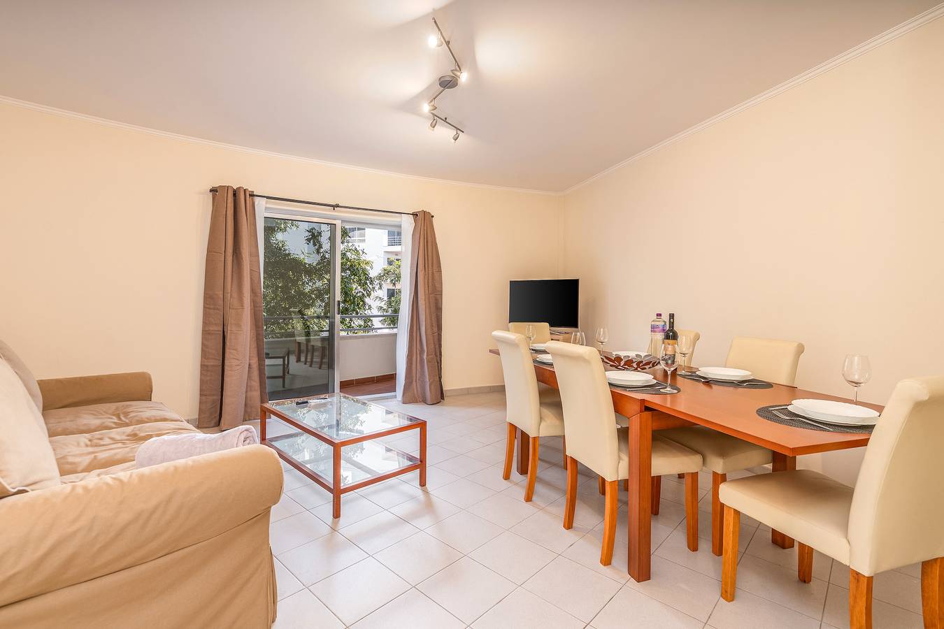 Apartamento inteiro, Apartamento 'Cool Motion Rocha Beach T2' com Varanda, Wi-Fi e Ar Condicionado in Praia da Rocha, Portimão