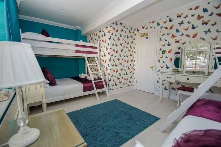 Little Paris: 4 Schlafzimmer, Schlafmöglichkeiten für 20, Parkplatz, Terrasse, kurzer Fußweg zum Strand, WLAN in Brighton, Sussex