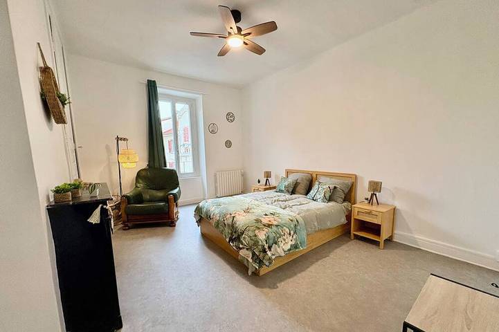 Appartement entier, Le Phoenix · Appart 95m² · 8 pers + bébé · Parking gratuit · Cœur de Thiers in Thiers, Région de Thiers