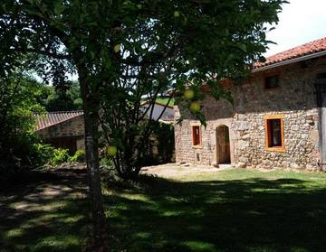 Gîte pour 12 personnes, avec terrasse et jardin à Manglieu
