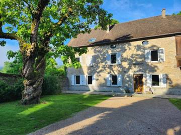 Location de vacances pour 3 personnes, avec vue ainsi que jardin et terrasse à Sault-Brénaz