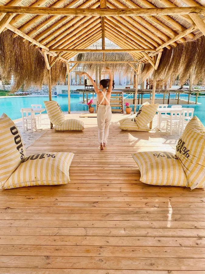 Hotel para 3 personas, con jardín además de jacuzzi y piscina - 1