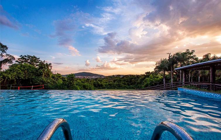Pousadas para 4 pessoas, com piscina e jardim e ainda sauna and vista em Pirenópolis