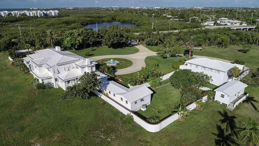 Vacation home for 20 people, with hot tub and yard as well as balcony in Key West