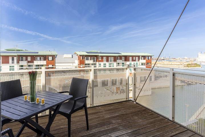 Entire apartment, Guesthost - Bright Balcony Apt with Sea-View in Livorno, Etruscan Coast