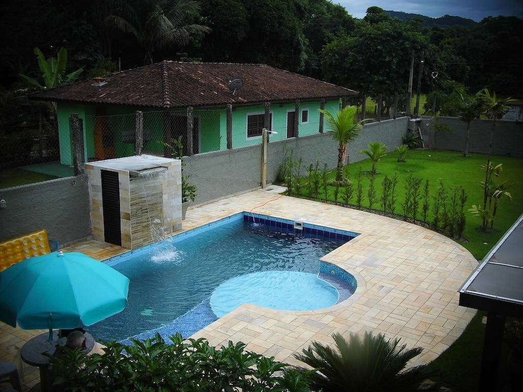 Villa mit Pool in der Nähe von Strand und Ruinen der Pond - 2 Suiten und ein Schlafzimmer in Ubatuba, Região Metropolitana do Vale do Paraíba e Litoral Norte
